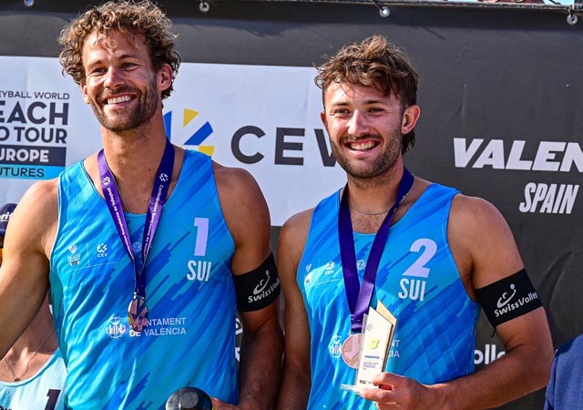 Das Beachvolleyteam mit Marco Krattiger und dem Möhliner Leo Dillier hat seine erste Medaille auf der internationalen Profitour gewonnen. Foto: zVg