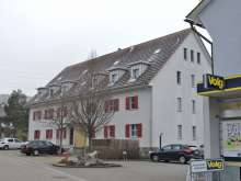 Oeligass Nr. 477, Mehrfamilienhaus mit neun Wohnungen, in der Nähe zu Dorfladen und Bushalt, erstellt als Ersatz für ein altes Bauernhaus.
