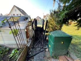 Das Gartenhäuschen in Menziken ist vollständig niedergebrannt. Foto: Polizei AG